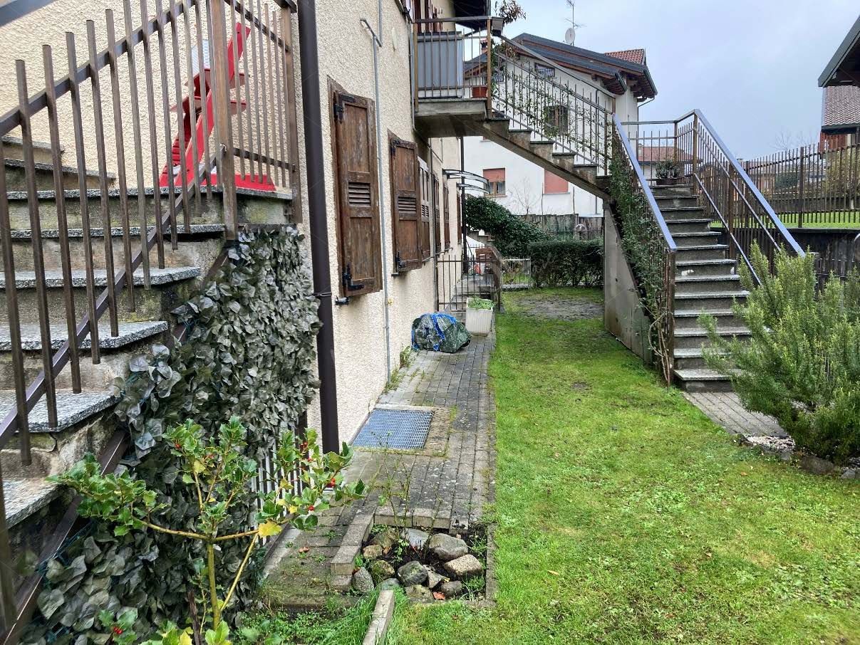 Intera e piena propriet di appartamento sito al piano terra della superficie commerciale di 54,80 mq, con altezza interna di mt 2,75 e composto da un piccolo ingresso, un locale soggiorno/cucina, disimpegno, bagno finestrato e camera matrimoniale, con area di  pertinenza a verde di circa 100 mq delimitata da siepi, posto in edificio con pi unit abitative costruito nel 1997 che si sviluppasu tre piani di cui 2 fuori terra