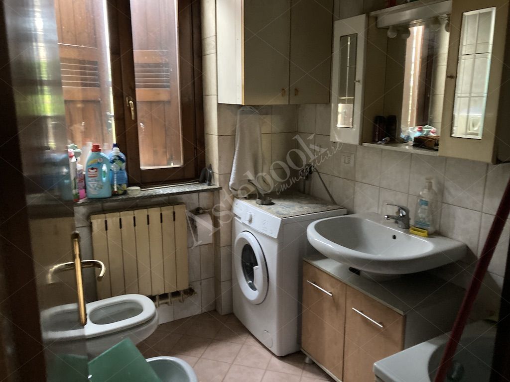 Intera e piena propriet di appartamento sito al piano terra della superficie commerciale di 54,80 mq, con altezza interna di mt 2,75 e composto da un piccolo ingresso, un locale soggiorno/cucina, disimpegno, bagno finestrato e camera matrimoniale, con area di  pertinenza a verde di circa 100 mq delimitata da siepi, posto in edificio con pi unit abitative costruito nel 1997 che si sviluppasu tre piani di cui 2 fuori terra