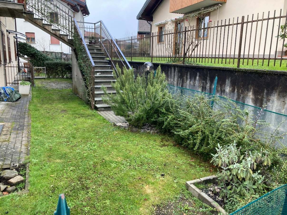 Intera e piena propriet di appartamento sito al piano terra della superficie commerciale di 54,80 mq, con altezza interna di mt 2,75 e composto da un piccolo ingresso, un locale soggiorno/cucina, disimpegno, bagno finestrato e camera matrimoniale, con area di  pertinenza a verde di circa 100 mq delimitata da siepi, posto in edificio con pi unit abitative costruito nel 1997 che si sviluppasu tre piani di cui 2 fuori terra