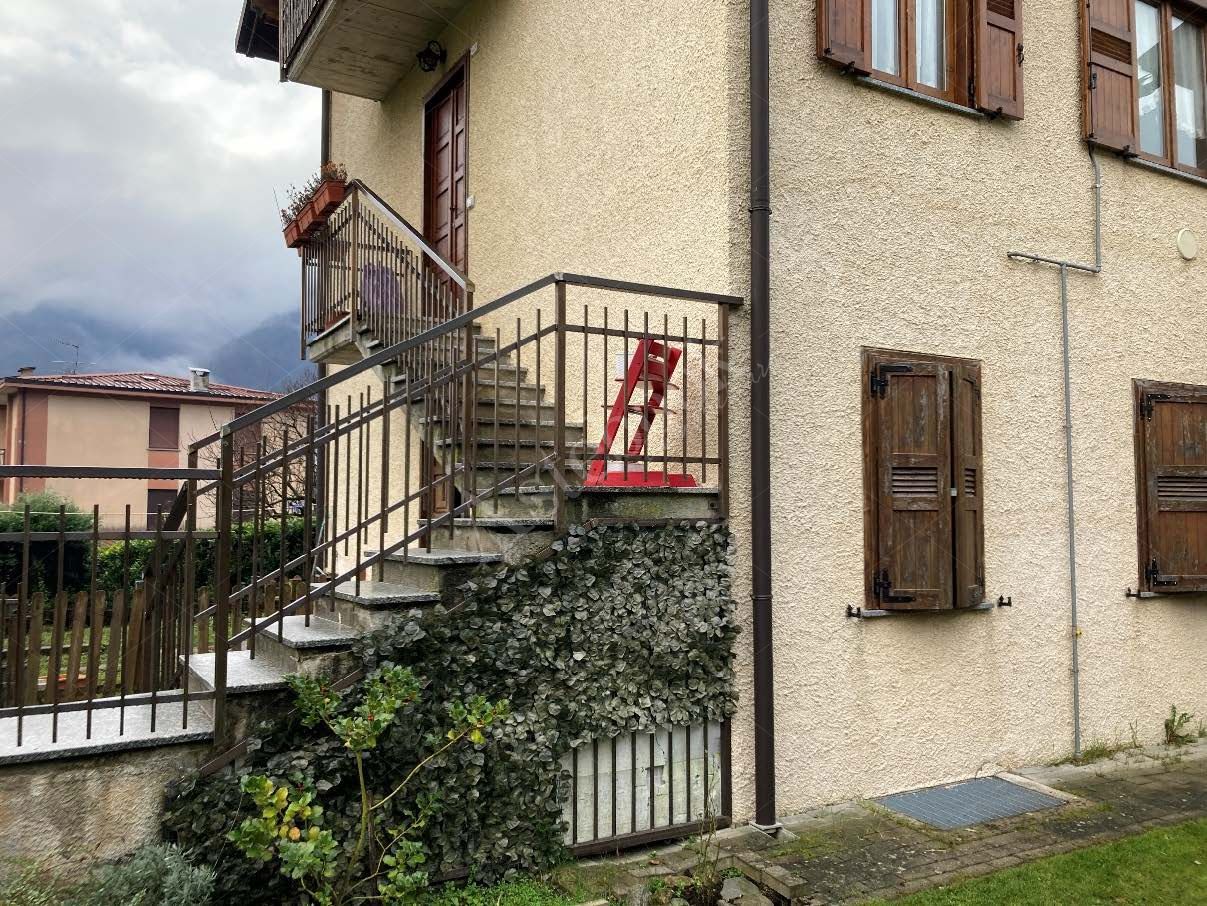 Intera e piena propriet di appartamento sito al piano terra della superficie commerciale di 54,80 mq, con altezza interna di mt 2,75 e composto da un piccolo ingresso, un locale soggiorno/cucina, disimpegno, bagno finestrato e camera matrimoniale, con area di  pertinenza a verde di circa 100 mq delimitata da siepi, posto in edificio con pi unit abitative costruito nel 1997 che si sviluppasu tre piani di cui 2 fuori terra