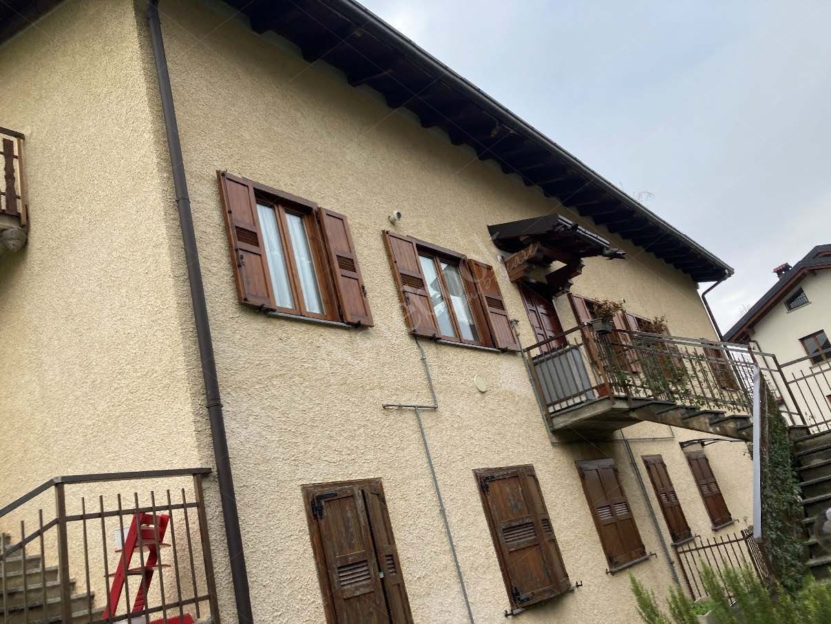 Intera e piena propriet di appartamento sito al piano terra della superficie commerciale di 54,80 mq, con altezza interna di mt 2,75 e composto da un piccolo ingresso, un locale soggiorno/cucina, disimpegno, bagno finestrato e camera matrimoniale, con area di  pertinenza a verde di circa 100 mq delimitata da siepi, posto in edificio con pi unit abitative costruito nel 1997 che si sviluppasu tre piani di cui 2 fuori terra