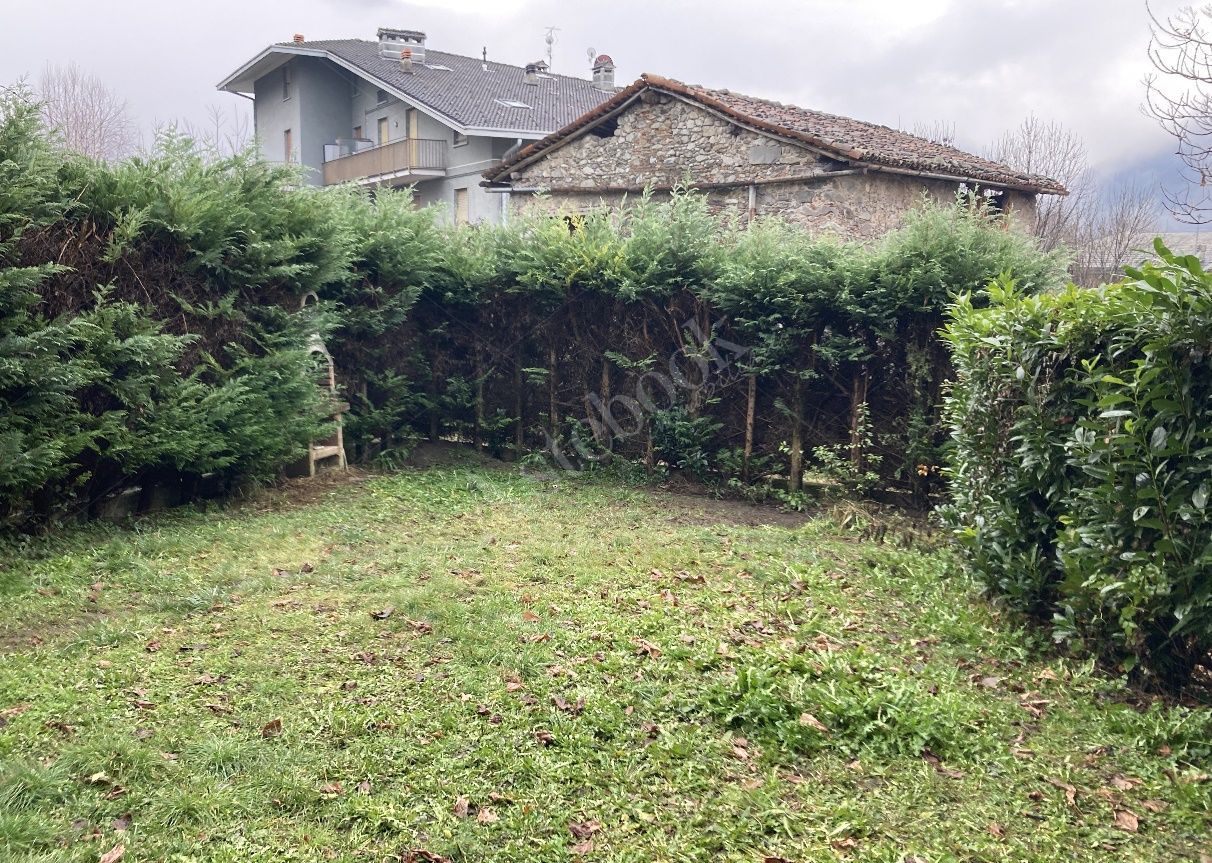Intera e piena propriet di appartamento sito al piano terra della superficie commerciale di 54,80 mq, con altezza interna di mt 2,75 e composto da un piccolo ingresso, un locale soggiorno/cucina, disimpegno, bagno finestrato e camera matrimoniale, con area di  pertinenza a verde di circa 100 mq delimitata da siepi, posto in edificio con pi unit abitative costruito nel 1997 che si sviluppasu tre piani di cui 2 fuori terra