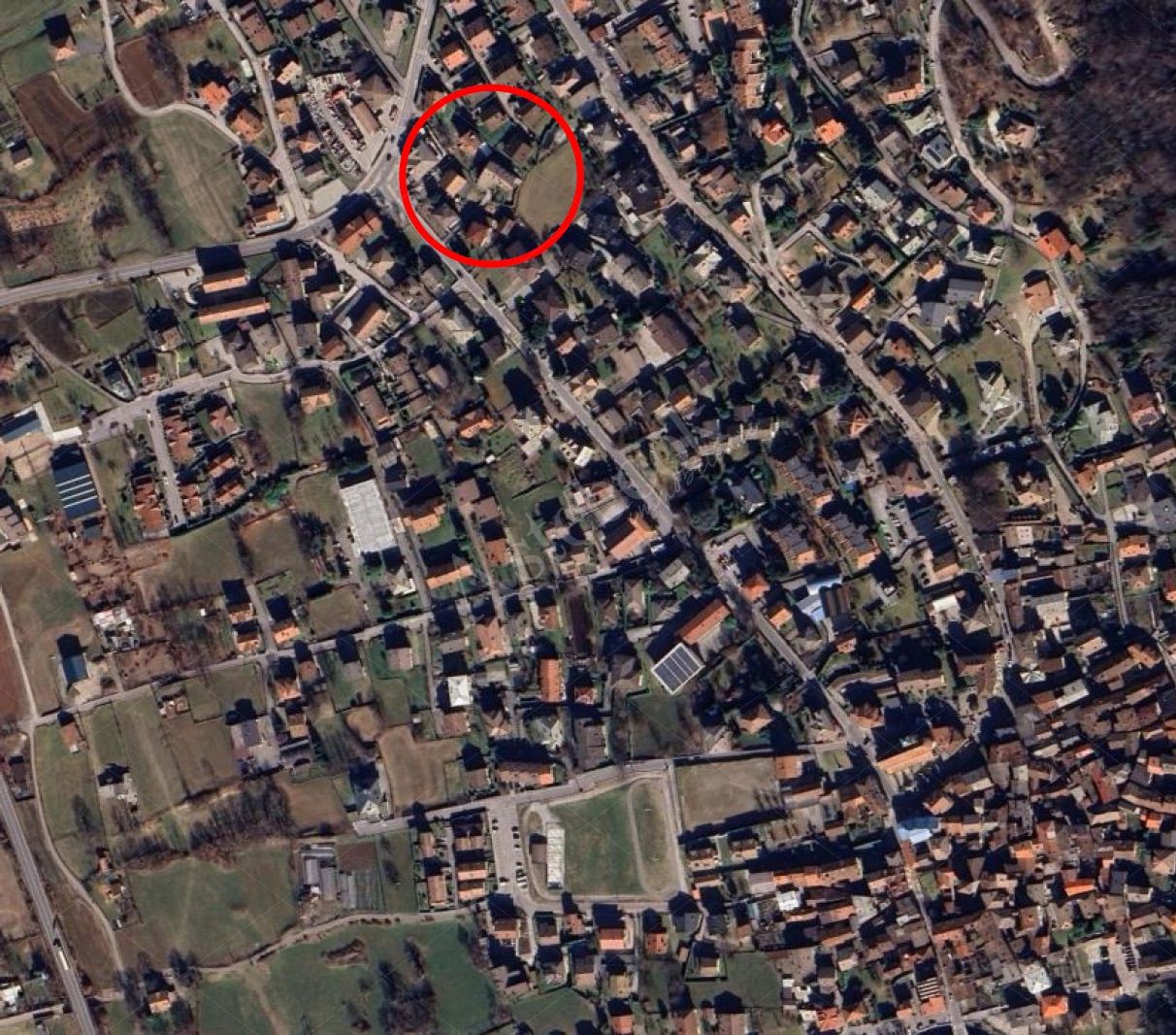 Intera e piena propriet di appartamento sito al piano terra della superficie commerciale di 54,80 mq, con altezza interna di mt 2,75 e composto da un piccolo ingresso, un locale soggiorno/cucina, disimpegno, bagno finestrato e camera matrimoniale, con area di  pertinenza a verde di circa 100 mq delimitata da siepi, posto in edificio con pi unit abitative costruito nel 1997 che si sviluppasu tre piani di cui 2 fuori terra