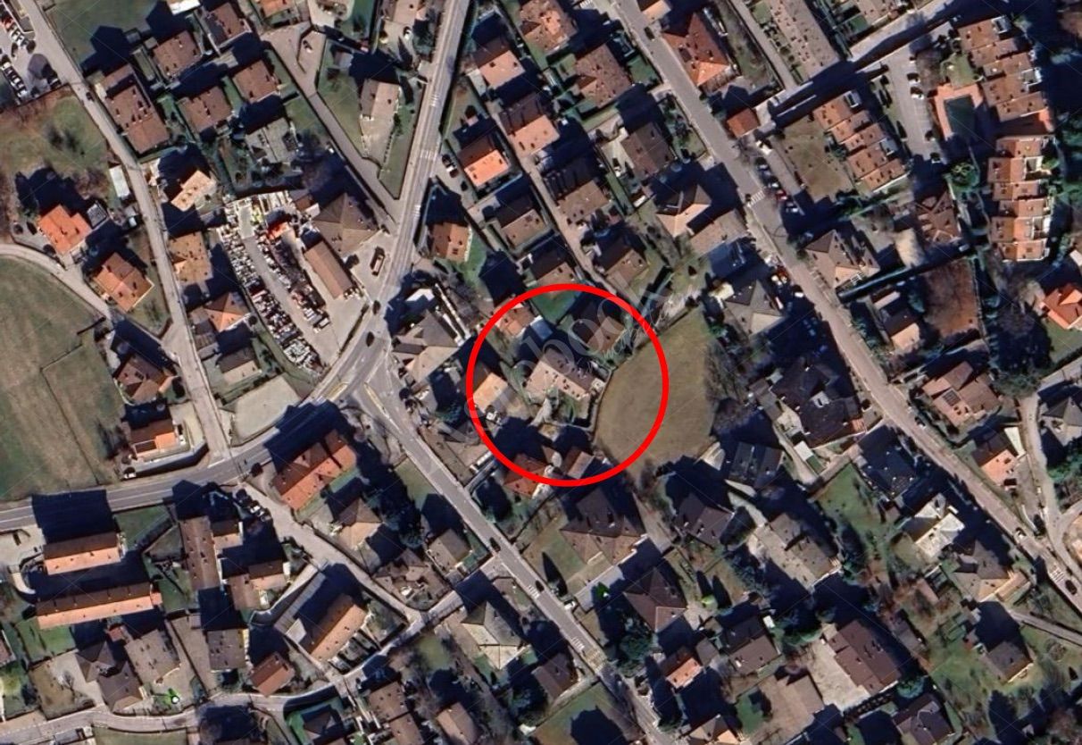 Intera e piena propriet di appartamento sito al piano terra della superficie commerciale di 54,80 mq, con altezza interna di mt 2,75 e composto da un piccolo ingresso, un locale soggiorno/cucina, disimpegno, bagno finestrato e camera matrimoniale, con area di  pertinenza a verde di circa 100 mq delimitata da siepi, posto in edificio con pi unit abitative costruito nel 1997 che si sviluppasu tre piani di cui 2 fuori terra