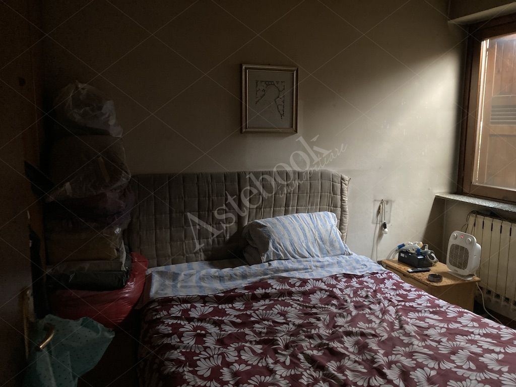 Intera e piena propriet di appartamento sito al piano terra della superficie commerciale di 54,80 mq, con altezza interna di mt 2,75 e composto da un piccolo ingresso, un locale soggiorno/cucina, disimpegno, bagno finestrato e camera matrimoniale, con area di  pertinenza a verde di circa 100 mq delimitata da siepi, posto in edificio con pi unit abitative costruito nel 1997 che si sviluppasu tre piani di cui 2 fuori terra