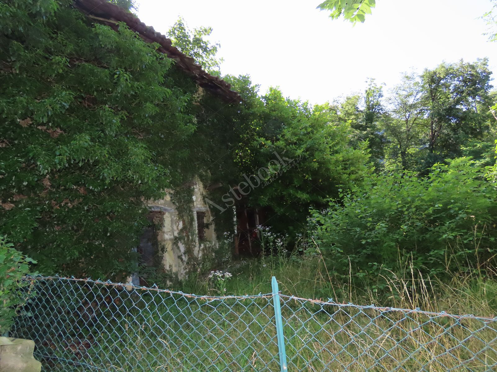 Fabbricato sviluppato su due piani con terreno in Carenno