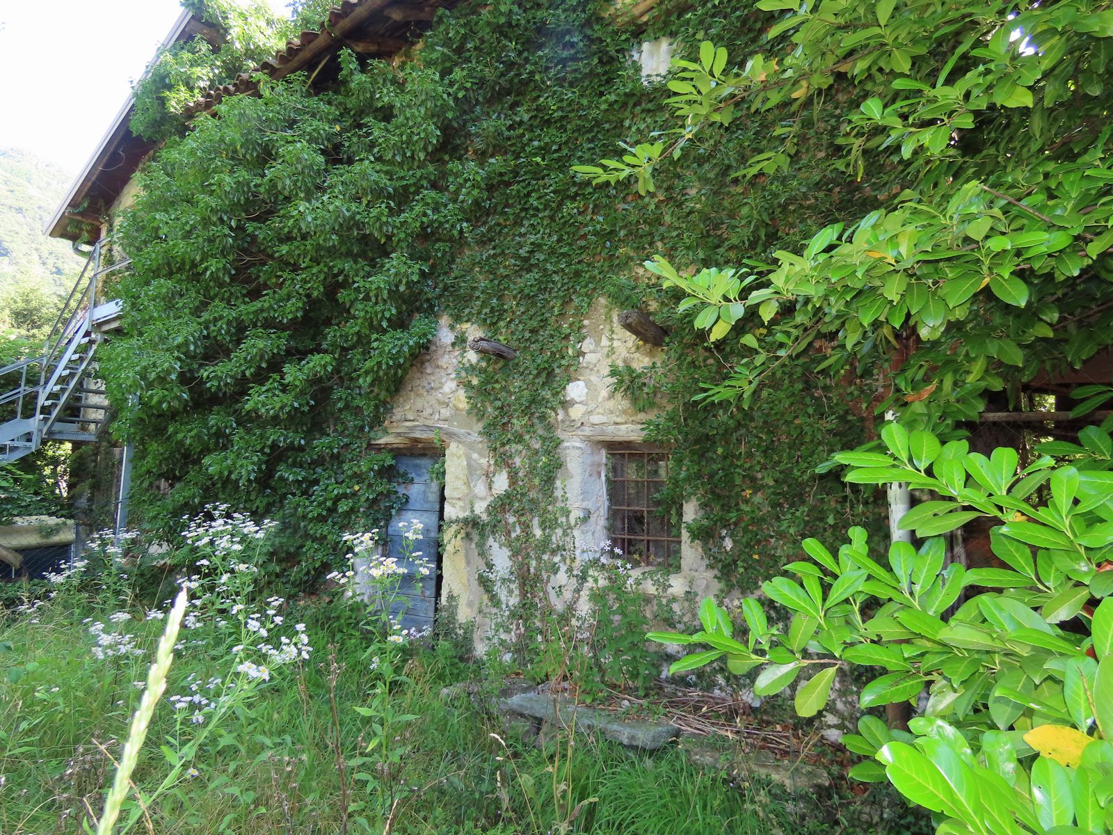 Fabbricato sviluppato su due piani con terreno in Carenno
