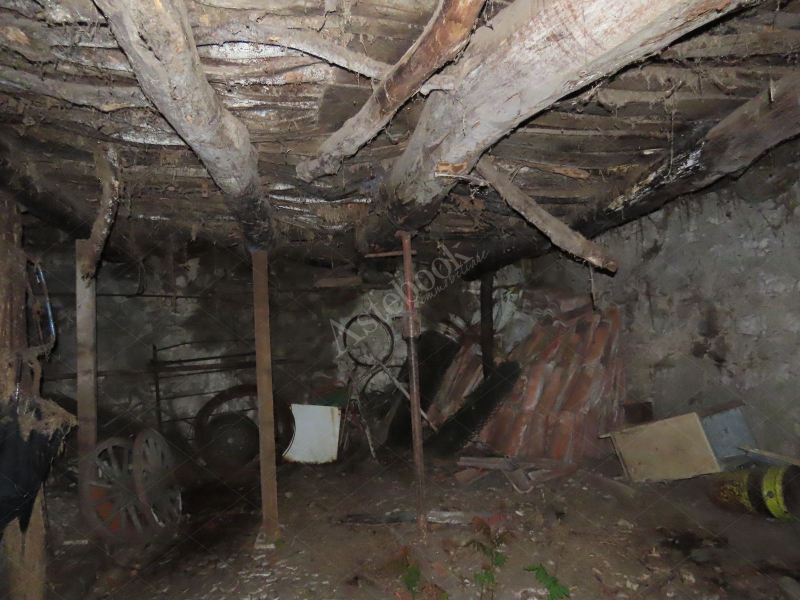 Fabbricato sviluppato su due piani con terreno in Carenno