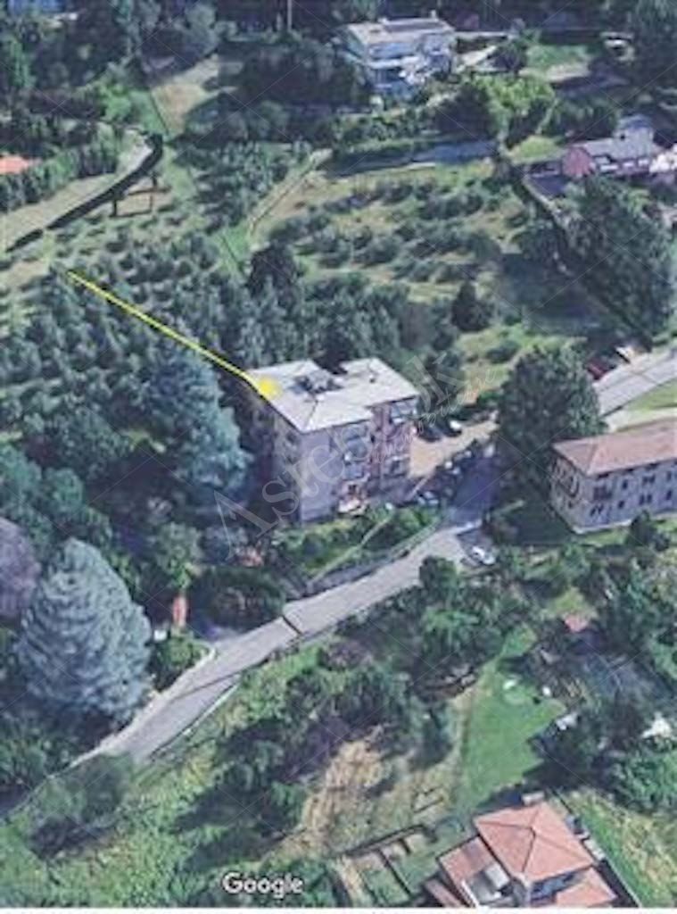 Piena propriet (per la quota di 1/1) di appartamento a Robbiate (LC), frazione Monte Robbio, V.le Monte Robbio n. 11, della superficie commerciale di 40,63 mq; lappartamento si trova al quarto piano (con ascensore) ed  composto da ingresso, soggiorno/cottura con piccolo balcone, camera, bagno, ripostiglio, cantina al piano terreno (interno 29) e posto auto esterno. 