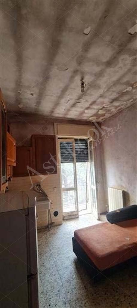 Piena propriet (per la quota di 1/1) di appartamento a Robbiate (LC), frazione Monte Robbio, V.le Monte Robbio n. 11, della superficie commerciale di 40,63 mq; lappartamento si trova al quarto piano (con ascensore) ed  composto da ingresso, soggiorno/cottura con piccolo balcone, camera, bagno, ripostiglio, cantina al piano terreno (interno 29) e posto auto esterno. 