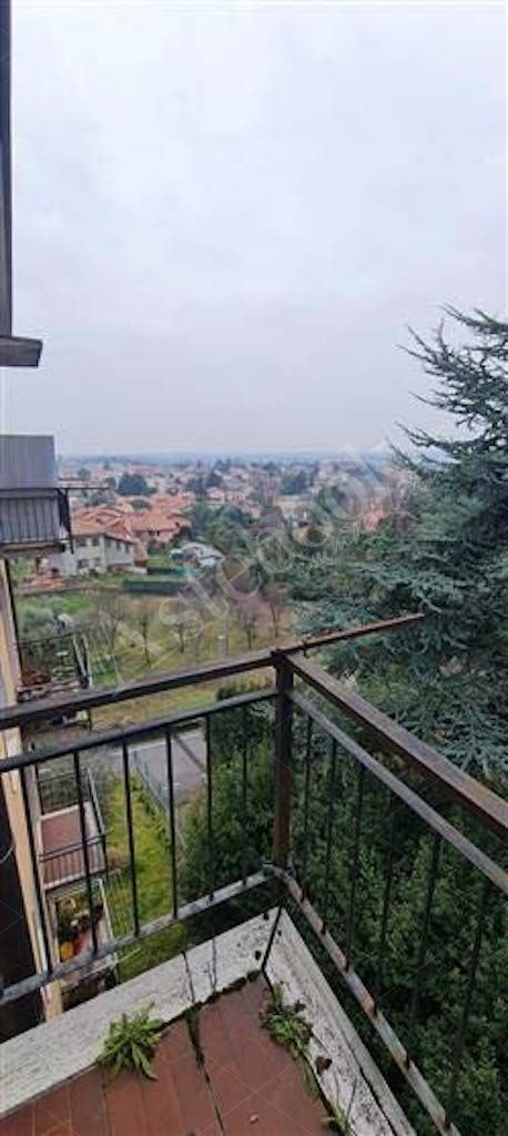 Piena propriet (per la quota di 1/1) di appartamento a Robbiate (LC), frazione Monte Robbio, V.le Monte Robbio n. 11, della superficie commerciale di 40,63 mq; lappartamento si trova al quarto piano (con ascensore) ed  composto da ingresso, soggiorno/cottura con piccolo balcone, camera, bagno, ripostiglio, cantina al piano terreno (interno 29) e posto auto esterno. 