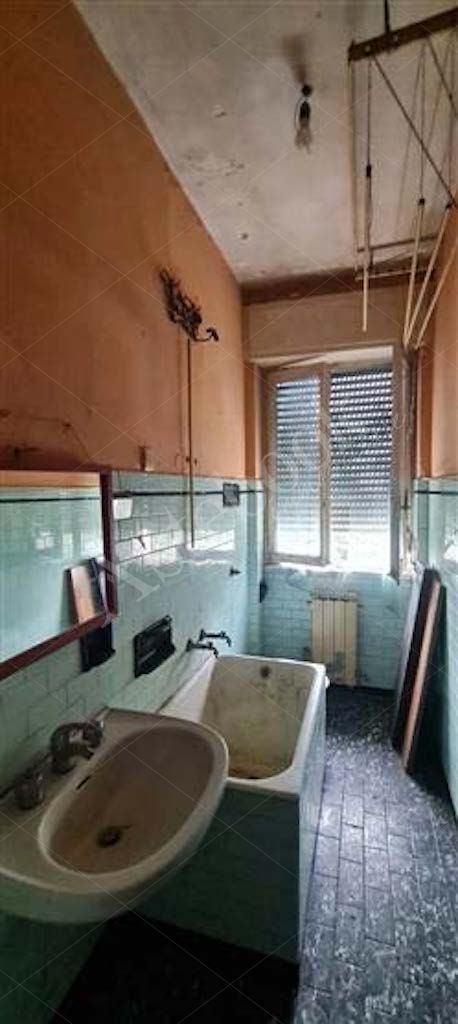 Piena propriet (per la quota di 1/1) di appartamento a Robbiate (LC), frazione Monte Robbio, V.le Monte Robbio n. 11, della superficie commerciale di 40,63 mq; lappartamento si trova al quarto piano (con ascensore) ed  composto da ingresso, soggiorno/cottura con piccolo balcone, camera, bagno, ripostiglio, cantina al piano terreno (interno 29) e posto auto esterno. 