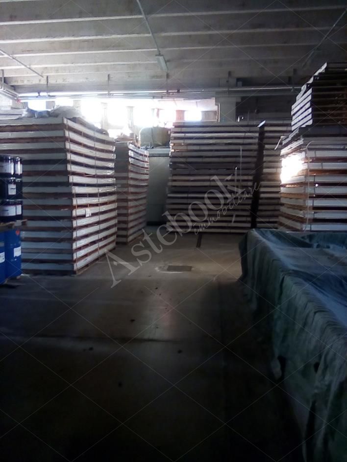 Capannone industriale ad uso produttivo con area esterna di pertinenza in Valmadrera