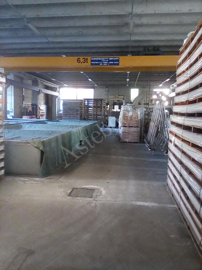 Capannone industriale ad uso produttivo con area esterna di pertinenza in Valmadrera
