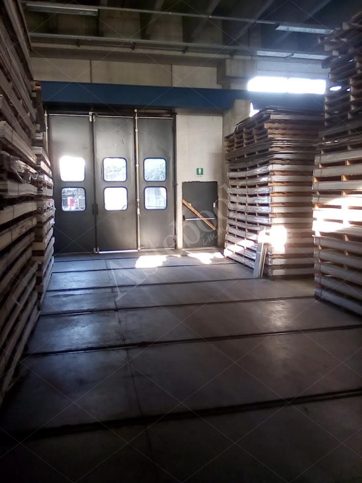 Capannone industriale ad uso produttivo con area esterna di pertinenza in Valmadrera