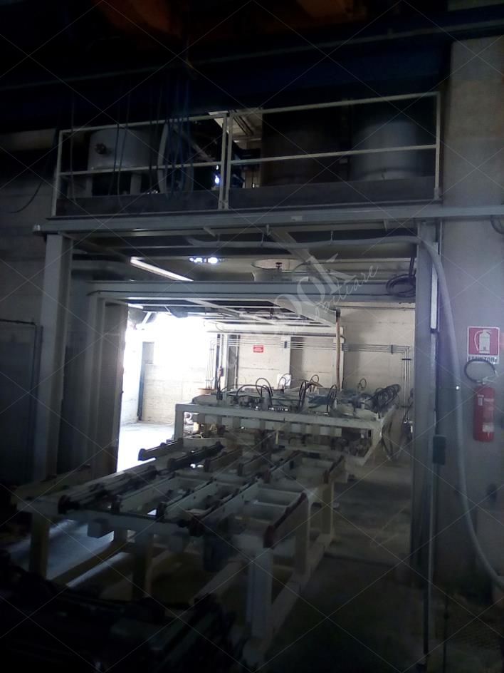 Capannone industriale ad uso produttivo con area esterna di pertinenza in Valmadrera