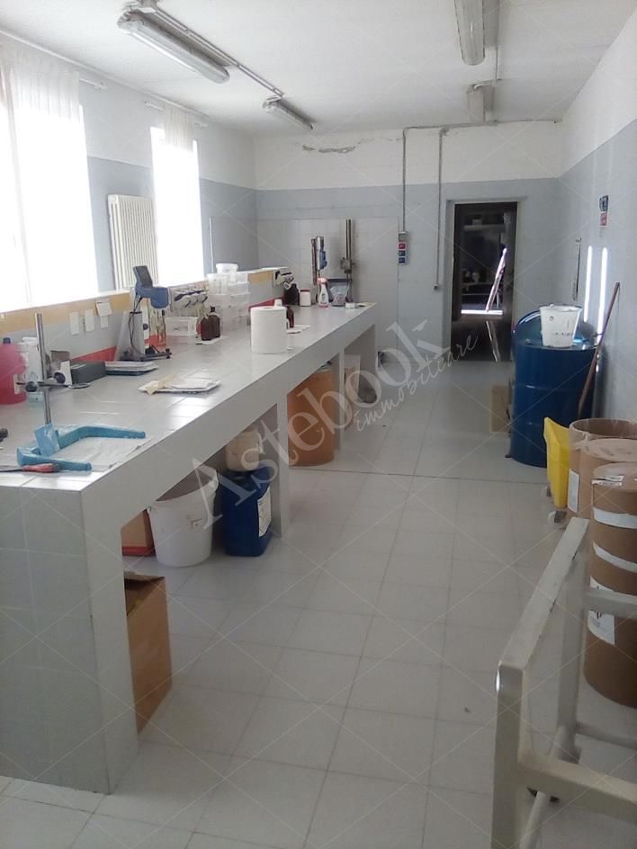 Capannone industriale ad uso produttivo con area esterna di pertinenza in Valmadrera
