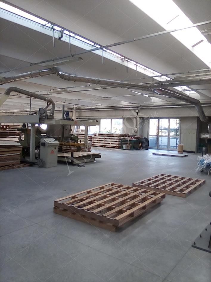 Capannone industriale ad uso produttivo con area esterna di pertinenza in Valmadrera