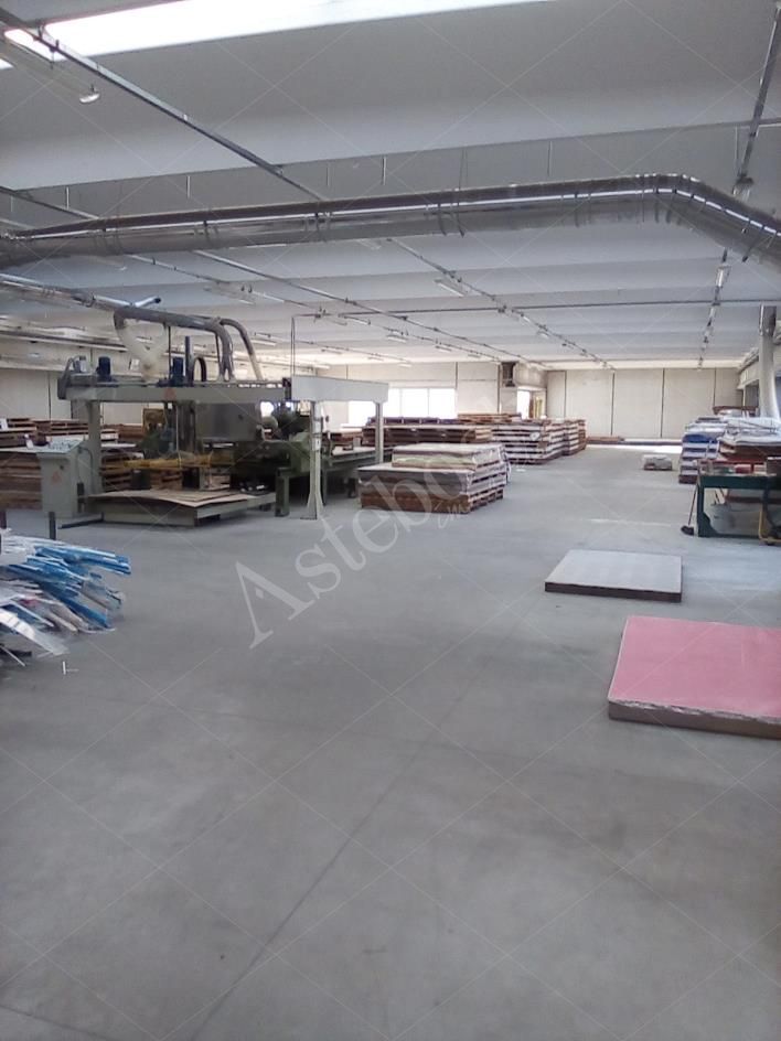 Capannone industriale ad uso produttivo con area esterna di pertinenza in Valmadrera