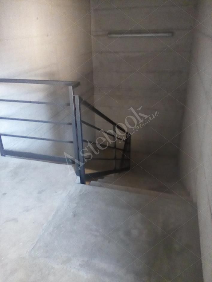 Capannone industriale ad uso produttivo con area esterna e cabina di trasformazione in Valmadrera