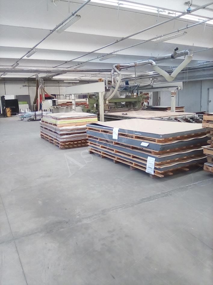 Capannone industriale ad uso produttivo con area esterna di pertinenza in Valmadrera