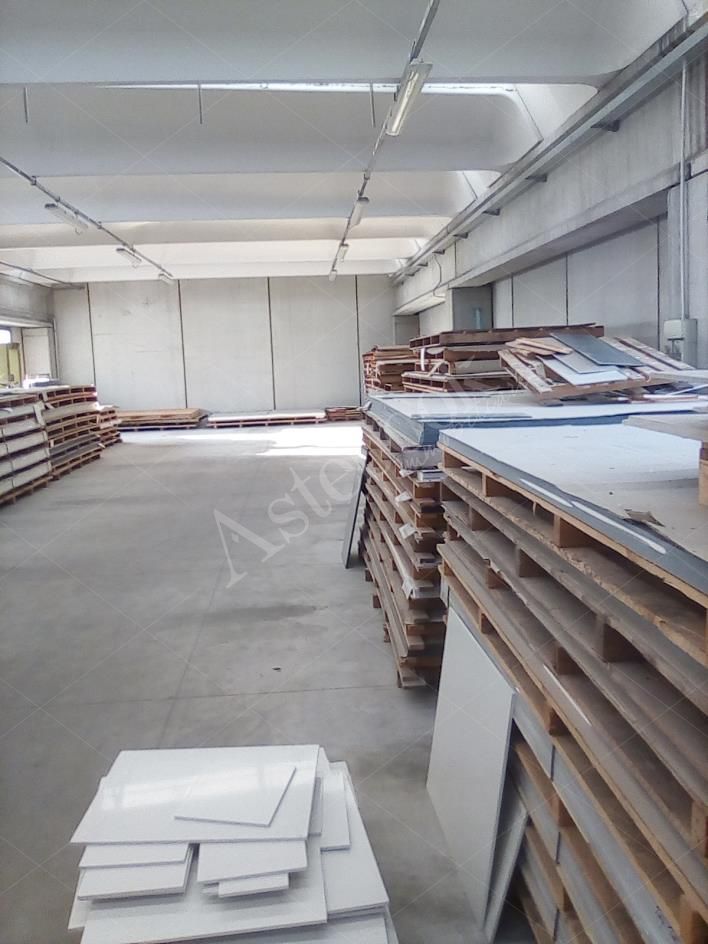 Capannone industriale ad uso produttivo con area esterna di pertinenza in Valmadrera