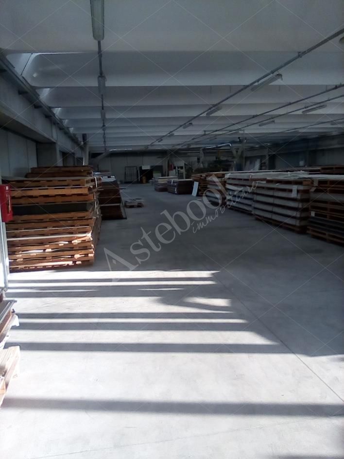 Capannone industriale ad uso produttivo con area esterna di pertinenza in Valmadrera