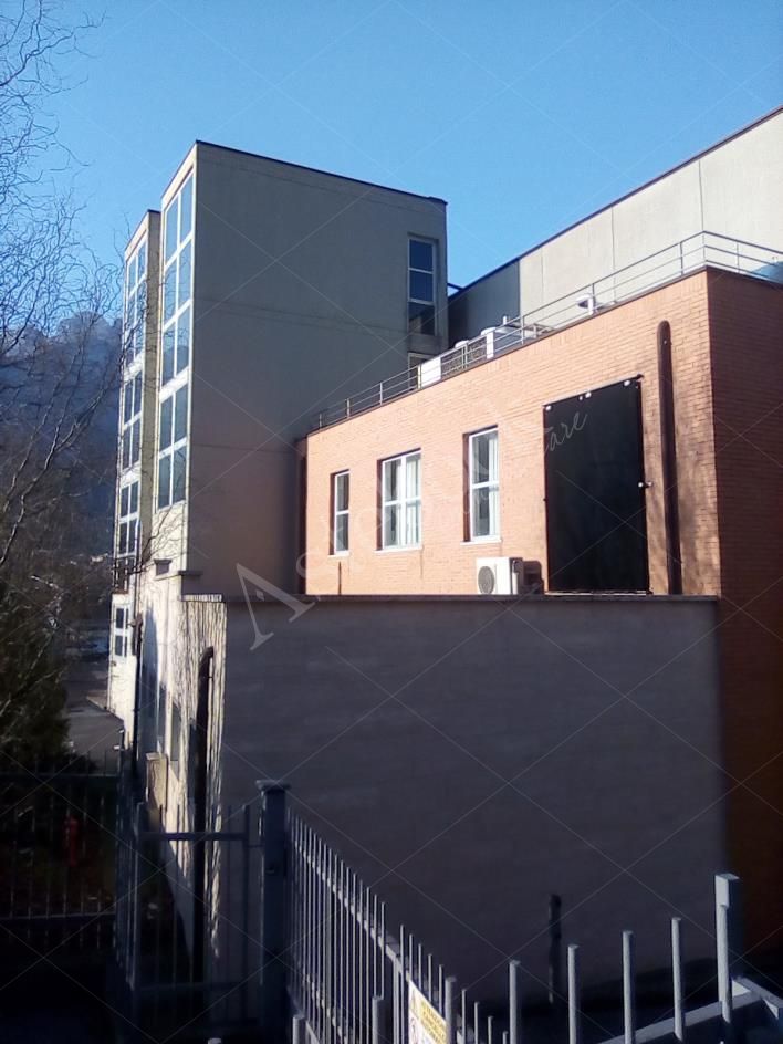 Capannone industriale ad uso produttivo con area esterna e cabina di trasformazione in Valmadrera