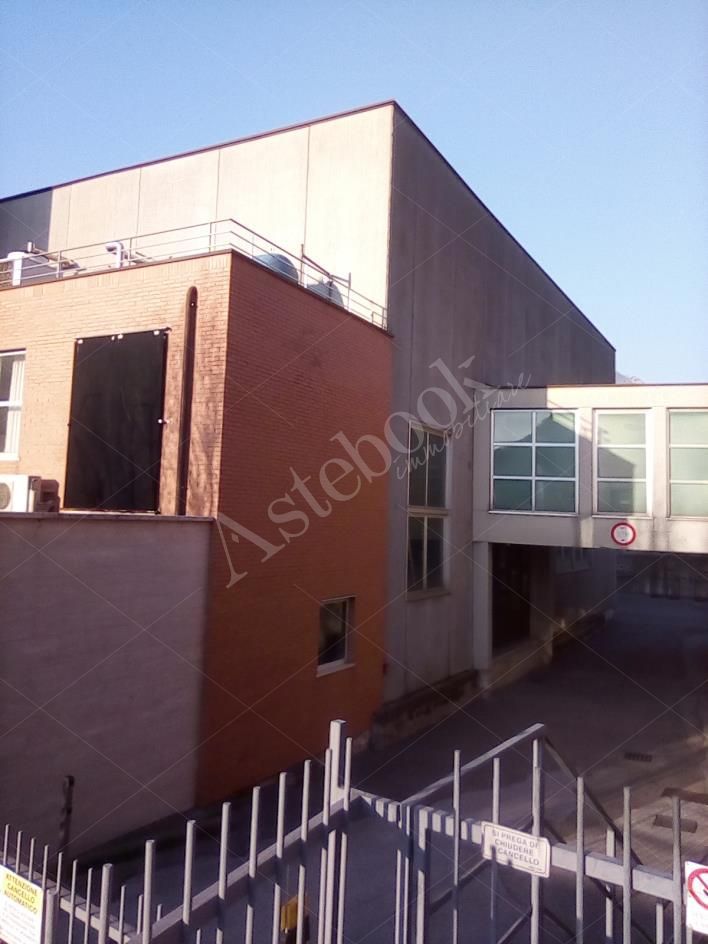 Capannone industriale ad uso produttivo con area esterna di pertinenza in Valmadrera