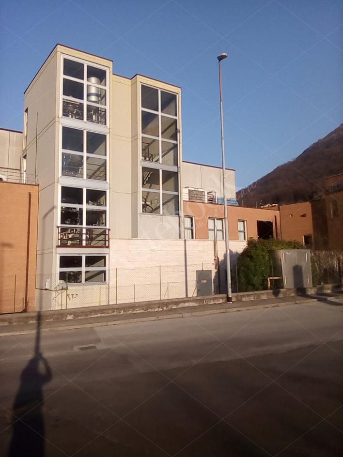 Capannone industriale ad uso produttivo con area esterna di pertinenza in Valmadrera