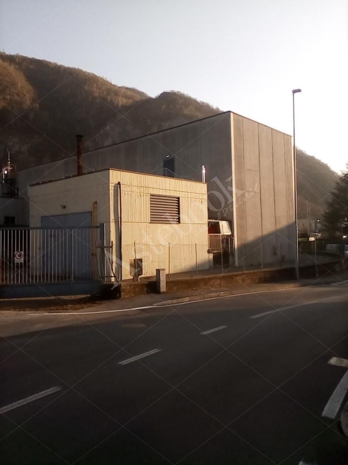 Capannone industriale ad uso produttivo con area esterna di pertinenza in Valmadrera