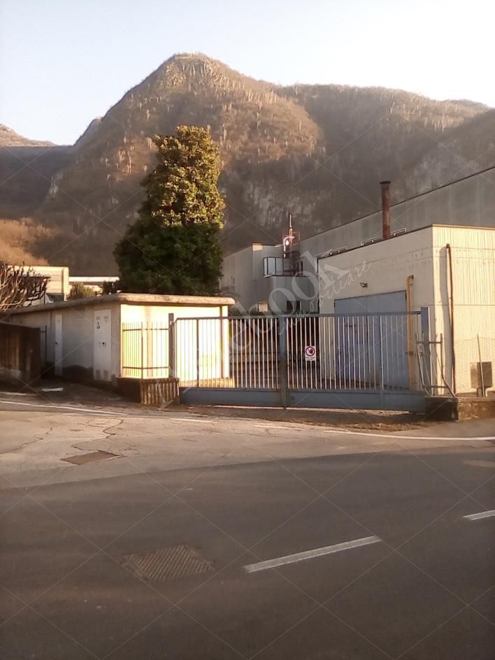Capannone industriale ad uso produttivo con area esterna di pertinenza in Valmadrera