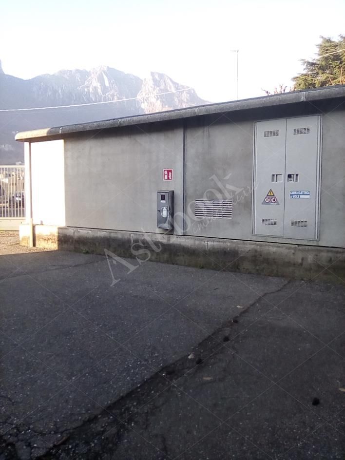 Capannone industriale ad uso produttivo con area esterna di pertinenza in Valmadrera