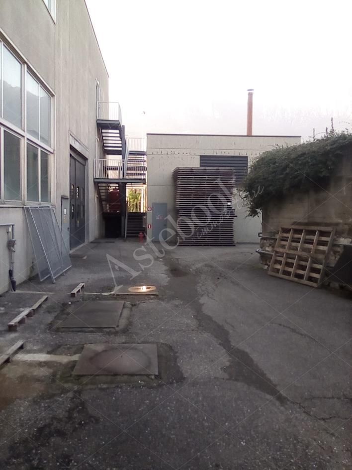 Capannone industriale ad uso produttivo con area esterna di pertinenza in Valmadrera