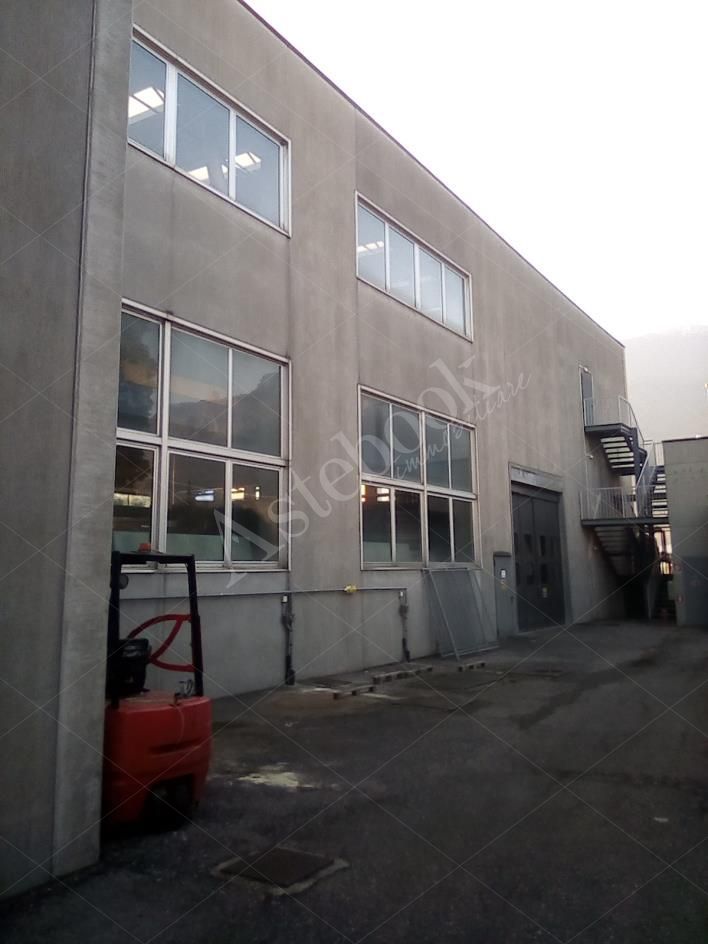 Capannone industriale ad uso produttivo con area esterna di pertinenza in Valmadrera