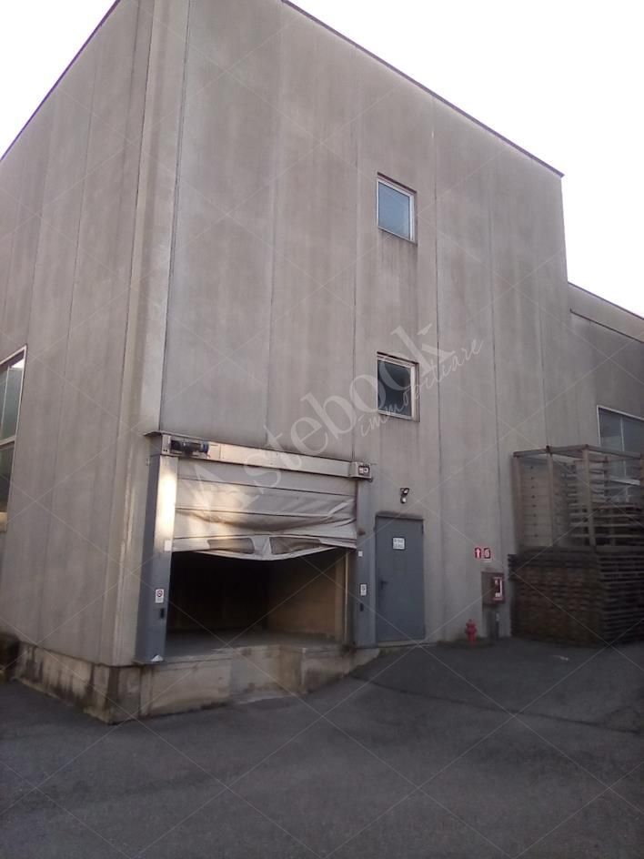 Capannone industriale ad uso produttivo con area esterna di pertinenza in Valmadrera