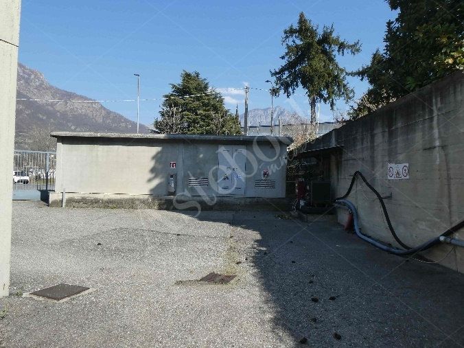 Capannone industriale ad uso produttivo con area esterna di pertinenza in Valmadrera