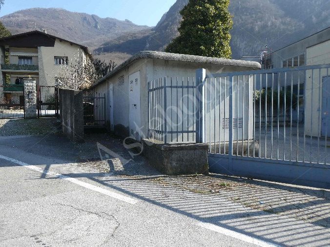 Capannone industriale ad uso produttivo con area esterna di pertinenza in Valmadrera