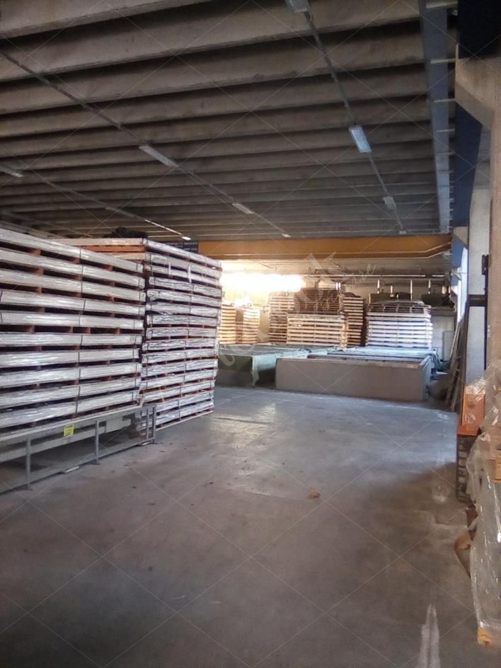Capannone industriale ad uso produttivo con area esterna di pertinenza in Valmadrera
