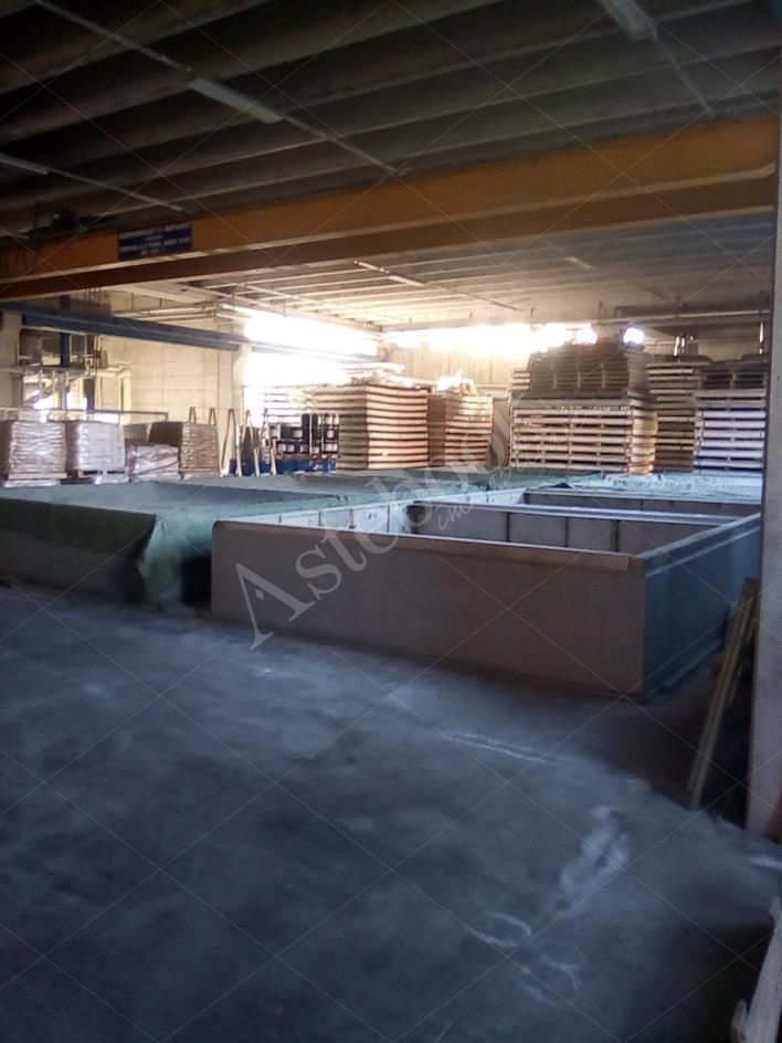 Capannone industriale ad uso produttivo con area esterna di pertinenza in Valmadrera