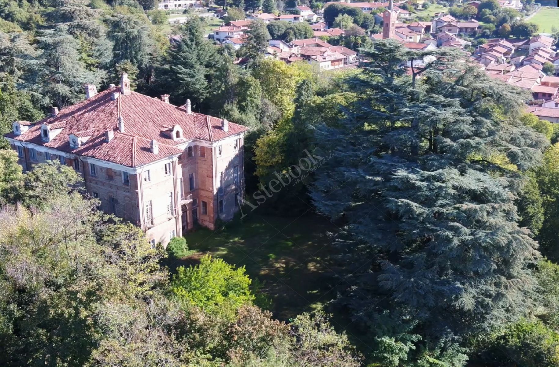 Castello di Montalenghe - Residenza Storica con Parco Monumentale