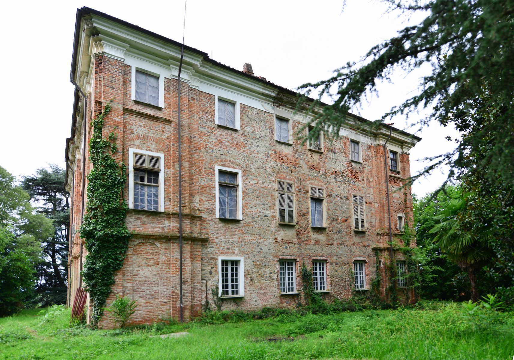 Castello di Montalenghe - Residenza Storica con Parco Monumentale