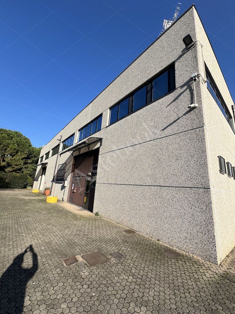 LOTTO B - Complesso industriale con capannone, uffici e deposito a Trezzo sullAdda