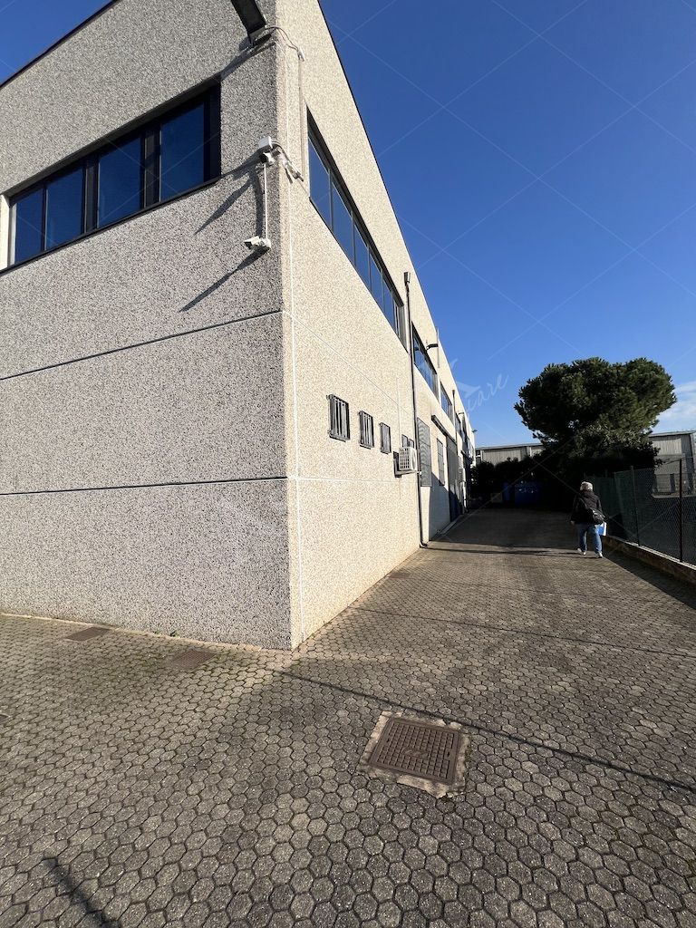 LOTTO B - Complesso industriale con capannone, uffici e deposito a Trezzo sullAdda