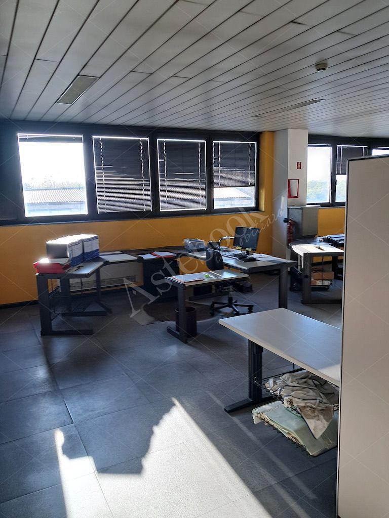 LOTTO B - Complesso industriale con capannone, uffici e deposito a Trezzo sullAdda