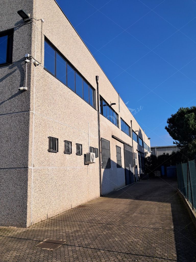 LOTTO B - Complesso industriale con capannone, uffici e deposito a Trezzo sullAdda