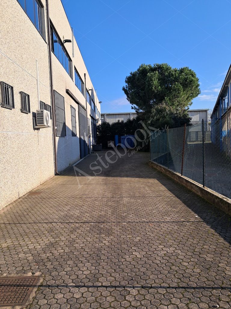 LOTTO B - Complesso industriale con capannone, uffici e deposito a Trezzo sullAdda