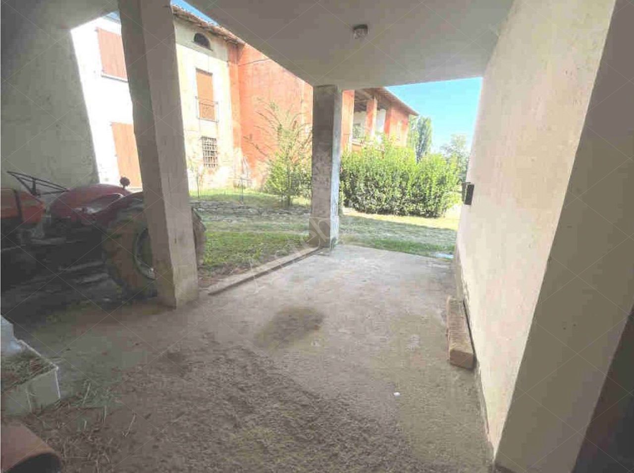 Porzione di fabbricato rurale di 92 mq con box singolo in Missaglia