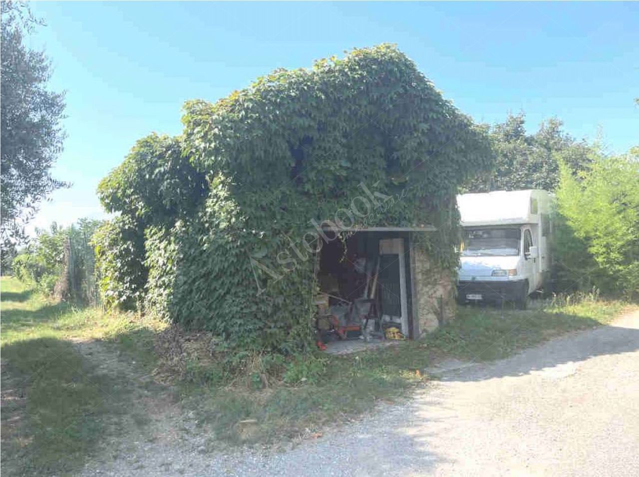 Porzione di fabbricato rurale di 92 mq con box singolo in Missaglia