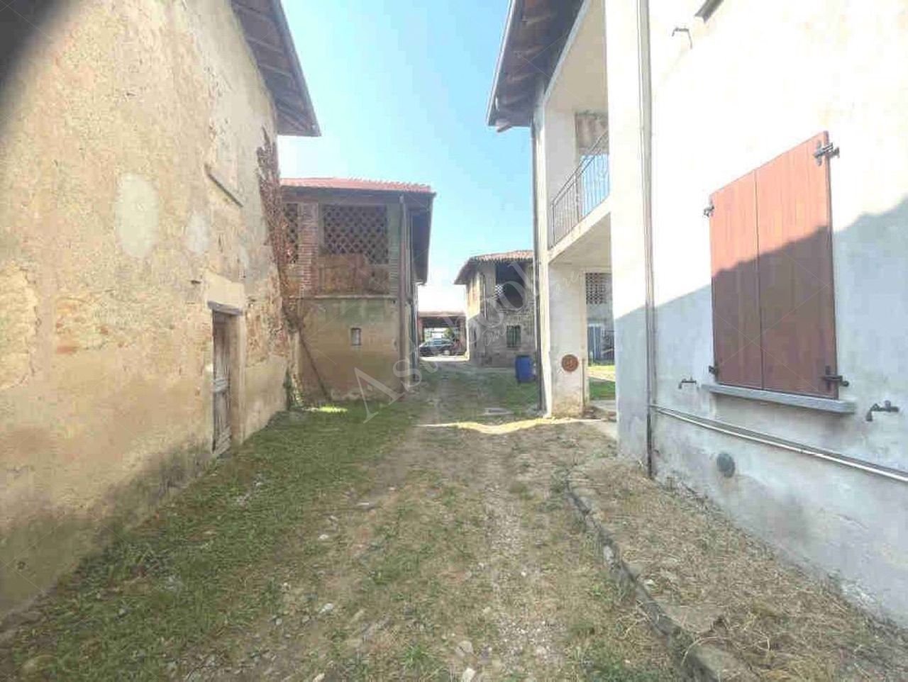 Porzione di fabbricato rurale di 92 mq con box singolo in Missaglia